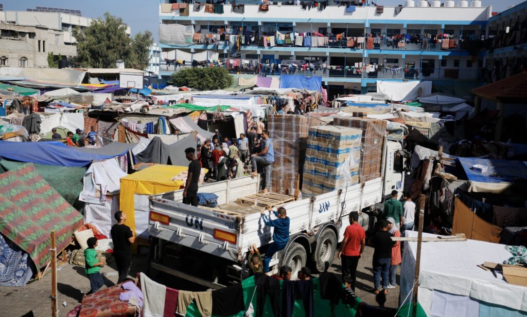 Verteilung von humanitären Hilfsgütern an Vertriebene, die in einer UNRWA-Schule in Deir el Balah Schutz suchen © UNRWA Foto von Ashraf Amra