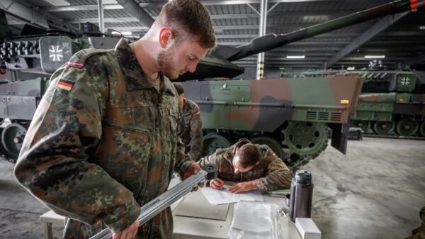 Agiles Arbeiten: Soldaten des Panzerbataillons 393 übernehmen im Bundeswehrdepot Kampfpanzer LEOPARD 2 in der Variante A7V und die zugehörige Ausstattung in Karlsruhe. Foto: Bundeswehr / Marco Dorow