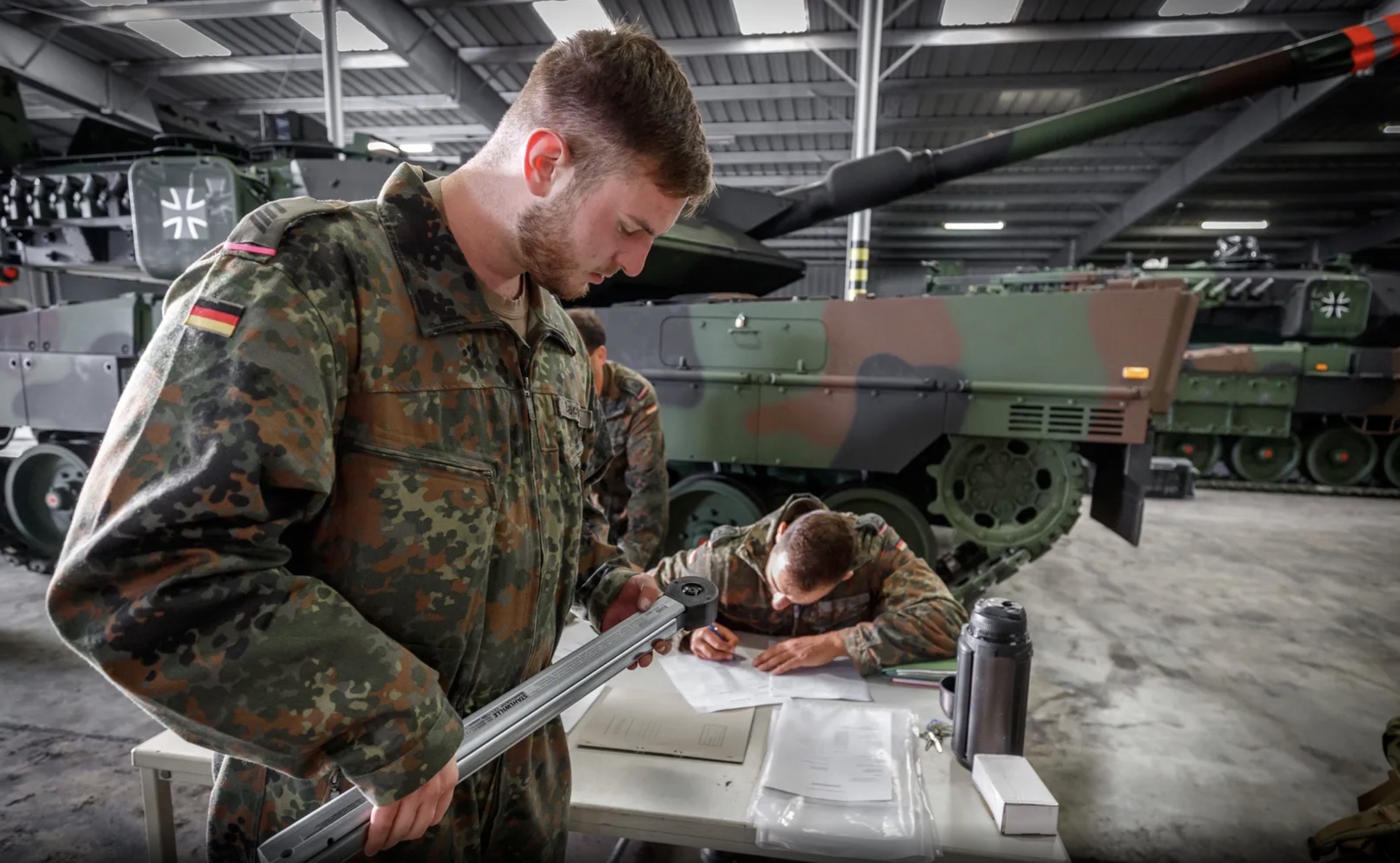 Agiles Arbeiten: Soldaten des Panzerbataillons 393 übernehmen im Bundeswehrdepot Kampfpanzer LEOPARD 2 in der Variante A7V und die zugehörige Ausstattung in Karlsruhe. Foto: Bundeswehr / Marco Dorow
