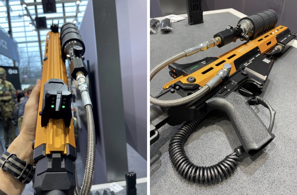 Grün: Berechnung ist erfolgt und der Schütze bereit zum Einsatz der im AR-15-Style gehalten Waffe.