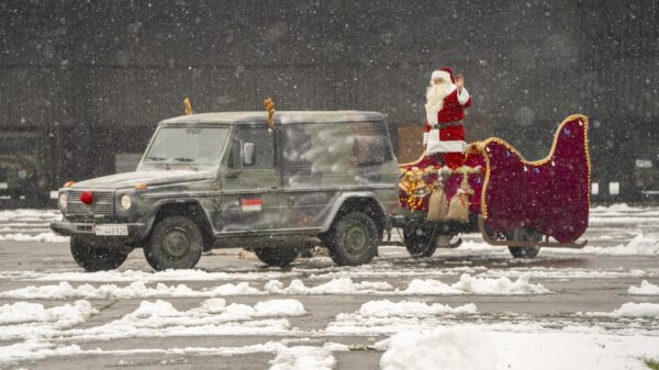 Der Weihnachtsmann und seine Helfer seilten sich zunächst aus einem Transporthubschrauber ab, bevor sie mit Schlitten und „motorisiertem Rentier“ zu den Kindern zum Toy Drop kamen.