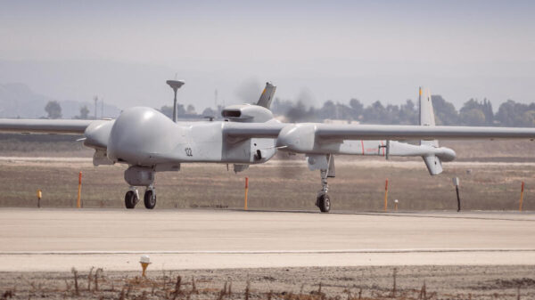 Eine Aufklärungsdrohne Heron TP startet auf der Air Force Base Tel Nof/Israel.