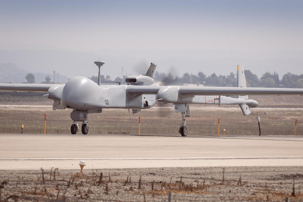 Eine Aufklärungsdrohne Heron TP startet auf der Air Force Base Tel Nof/Israel.