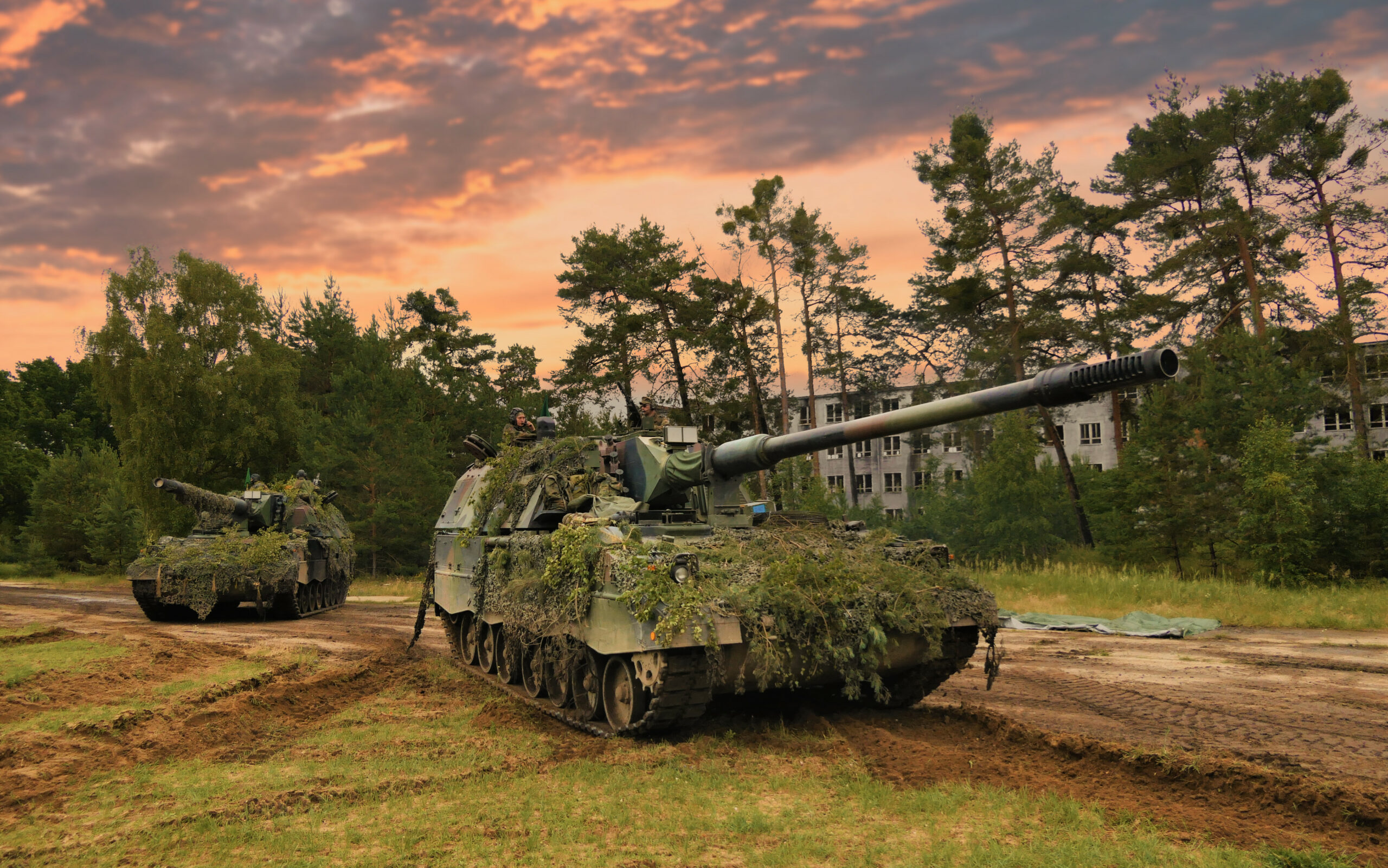 Aufgaben für die Artillerie: PANZERHAUBITZE 2000 bei einer Truppenübung in Altengrabow nach der Ladeplatzphase. Foto: Bundeswehr / ArtBtl 295