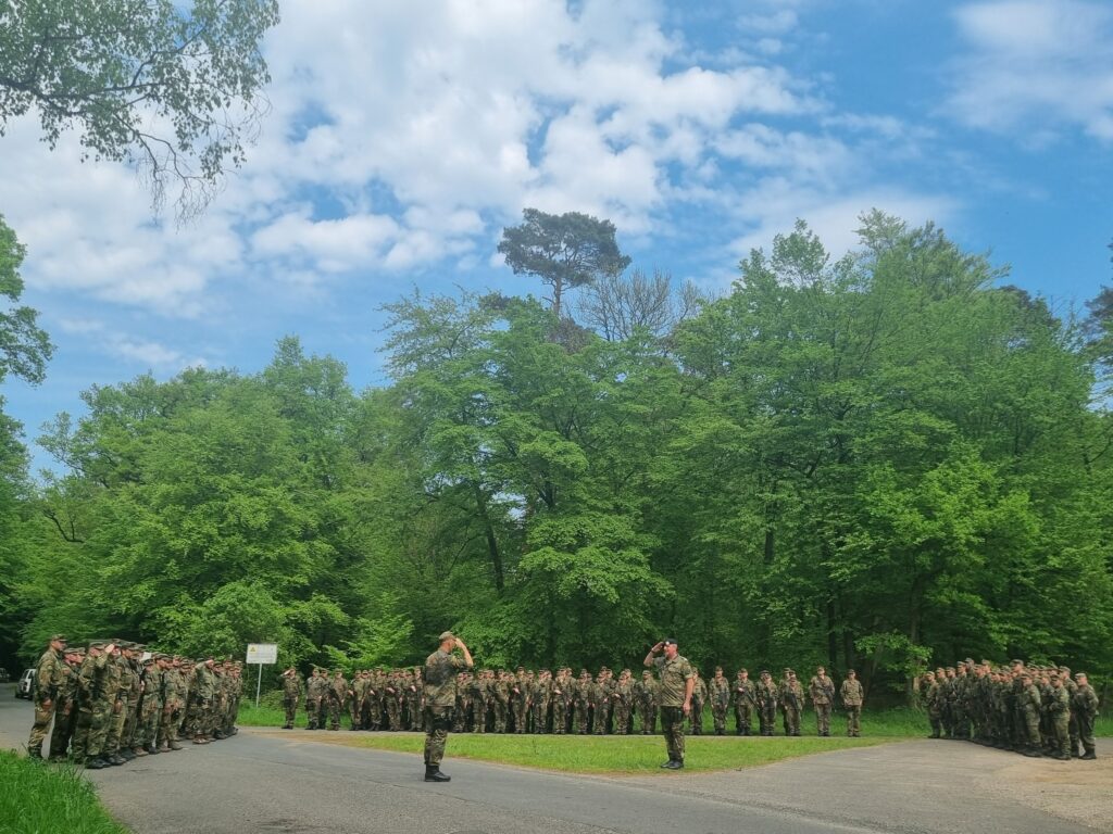 Zwei Wochen übten Soldatinnen und Soldaten vom Heimatschutzregiment 2. Es war eine herausfordernde Zeit! Oberst Jens Teichmann (v. l.), Kommandeur Heimatschutzregiment 2, beendete den taktischen Teil der Übung. Dann ging es zurück nach Münster.