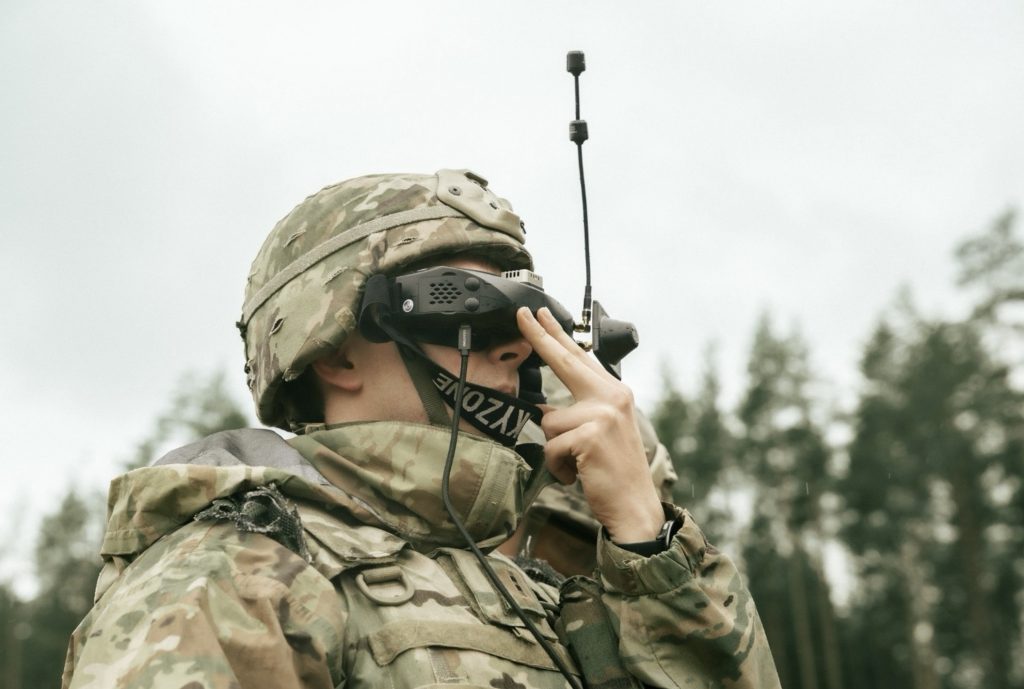 Ein Fallschirmjäger der 173. Luftlandebrigade der US-Armee überwacht die Detonation einer scharfen First Person View (FPV)-Drohne auf dem Truppenübungsplatz Pabradė in Litauen während einer gemeinsamen Operation zum gewaltsamen Eindringen im Rahmen von Swift Response 2025.