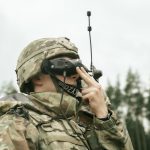 Ein Fallschirmjäger der 173. Luftlandebrigade der US-Armee überwacht die Detonation einer scharfen First Person View (FPV)-Drohne auf dem Truppenübungsplatz Pabradė in Litauen während einer gemeinsamen Operation zum gewaltsamen Eindringen im Rahmen von Swift Response 2025.