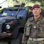 Generalmajor Dirk Faust, Kommandeur der Division Schnelle Kräfte, vor seiner beweglichen Befehlsstelle in Rumänien.