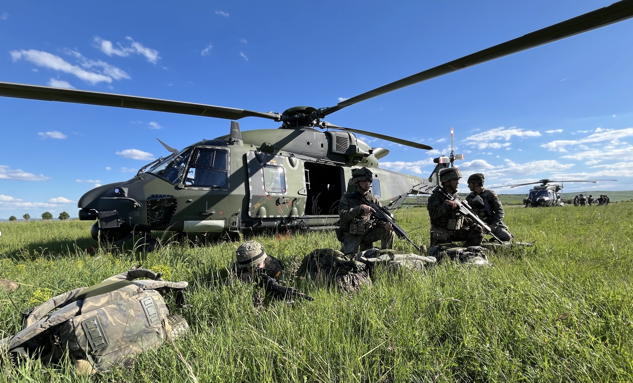 Spanische Infanteristen trainieren die Anladung mit einem deutschen NH90 Transportschubschrauber. Die multinationale Zusammenarbeit und Integration ist eines der Hauptziele der Übung.
