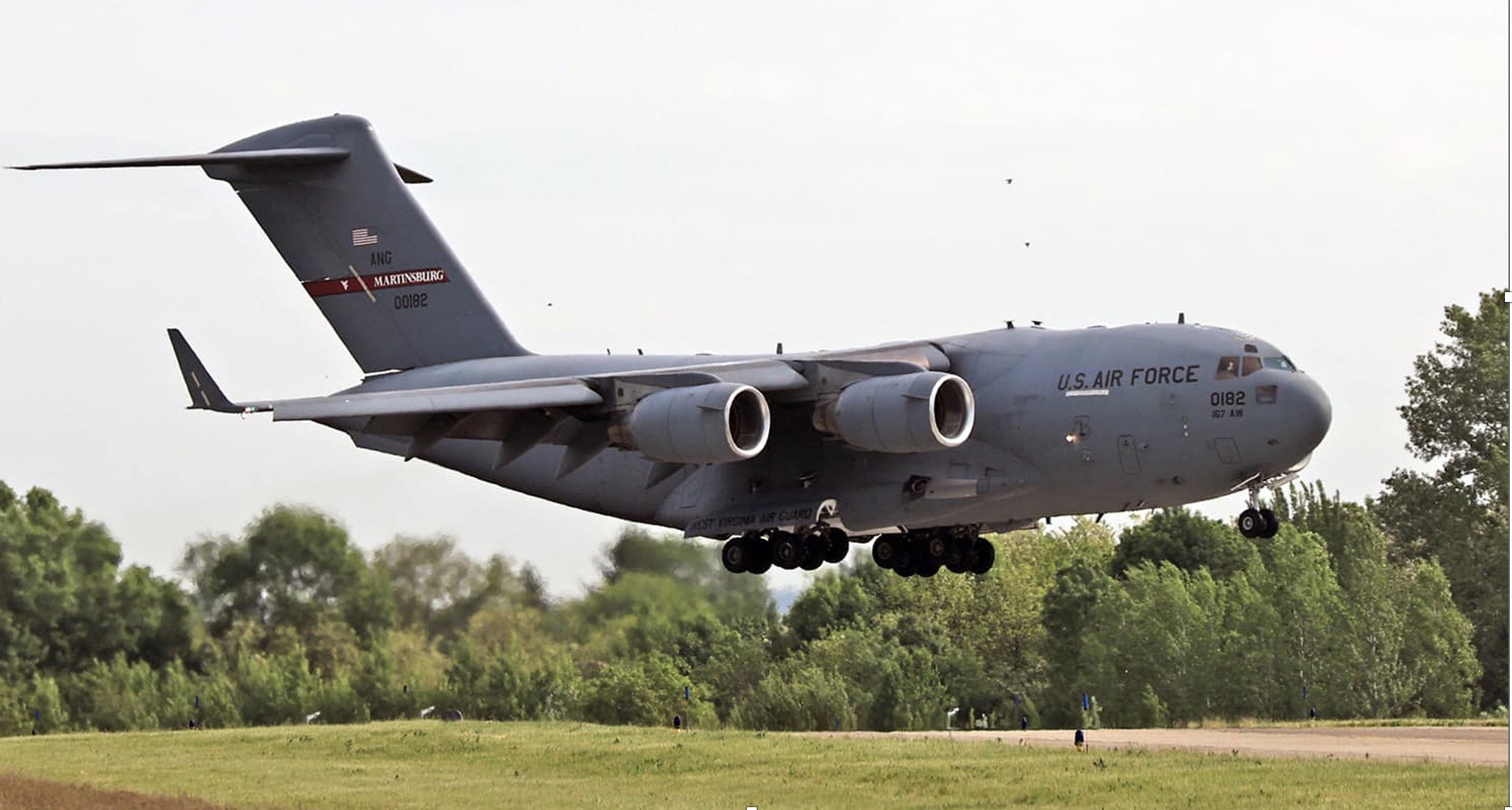 Multinationale Zusammenarbeit: Zur Folgeversorgung und zur Verbringung der Fallschirmjäger werden neben deutschen A400M auch US-amerikanische C-17 Globemaster II und viele weitere Luftfahrzeuge der multinationalen Partner eingesetzt.