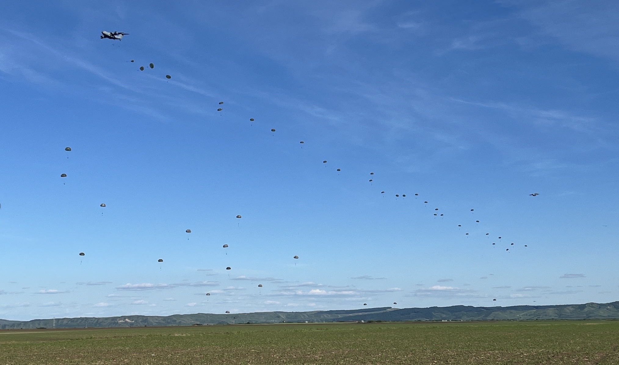 Luftlandeoperation: Gleichzeitig werden fast 1.500 Fallschirmjäger über drei Landezonen abgesetzt. Insgesamt sind Soldaten aus fünf Nationen beteiligt.
