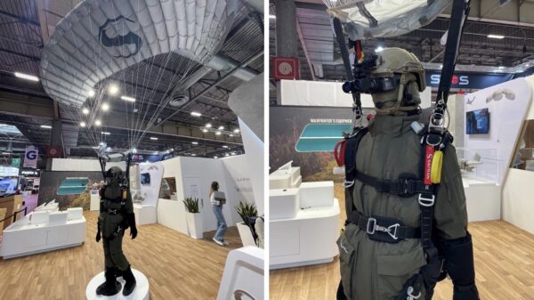 Das Fallschirmsystem EPC-B von Safran als Eyecatcher auf der Eurosatory. (Foto: AF)