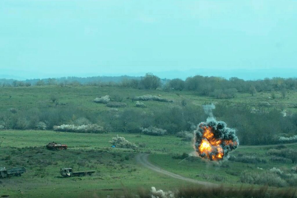 Wirkung von Artilleriemunition 155mm mit Annäherungszünder.