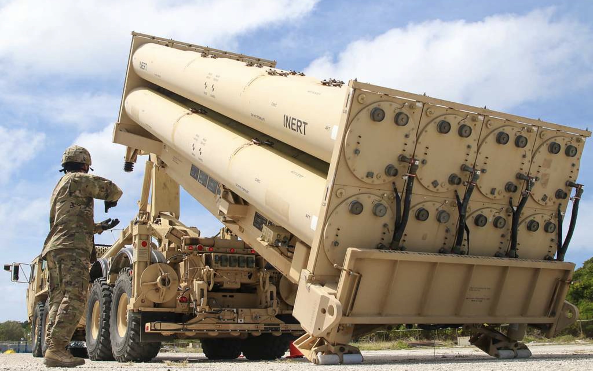 Abwehrlücke: Terminal High Altitude Area Defense (THAAD) -Systemtrainer. (Armeefoto von Capt. Adan Cazarez)