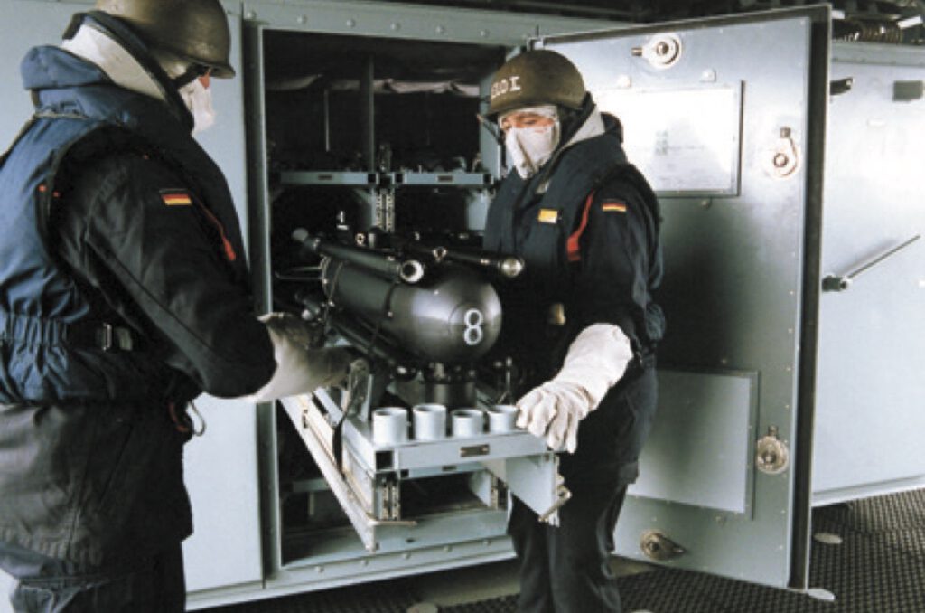 SeaFox von Atlas Elektronik wird verladen. Einfache Handhabung durch geringe Größe: Länge 1,3 m, Gewicht ca. 40 kg