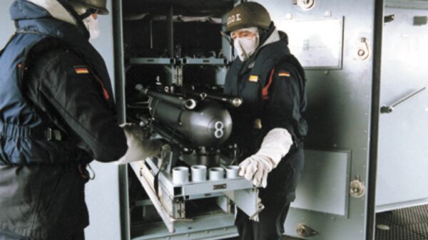 SeaFox von Atlas Elektronik wird verladen. Einfache Handhabung durch geringe Größe: Länge 1,3 m, Gewicht ca. 40 kg