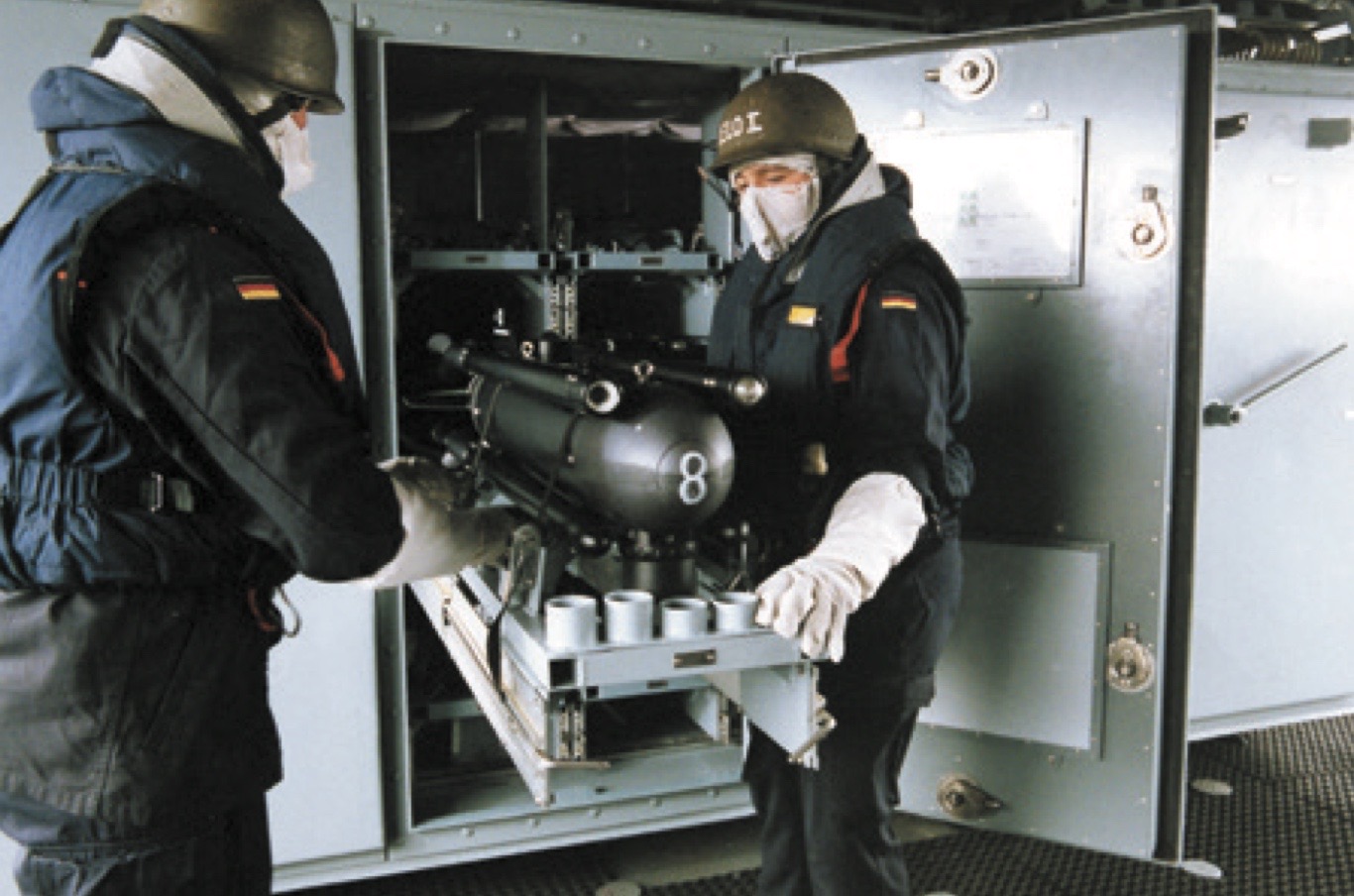 SeaFox von Atlas Elektronik wird verladen. Einfache Handhabung durch geringe Größe: Länge 1,3 m, Gewicht ca. 40 kg