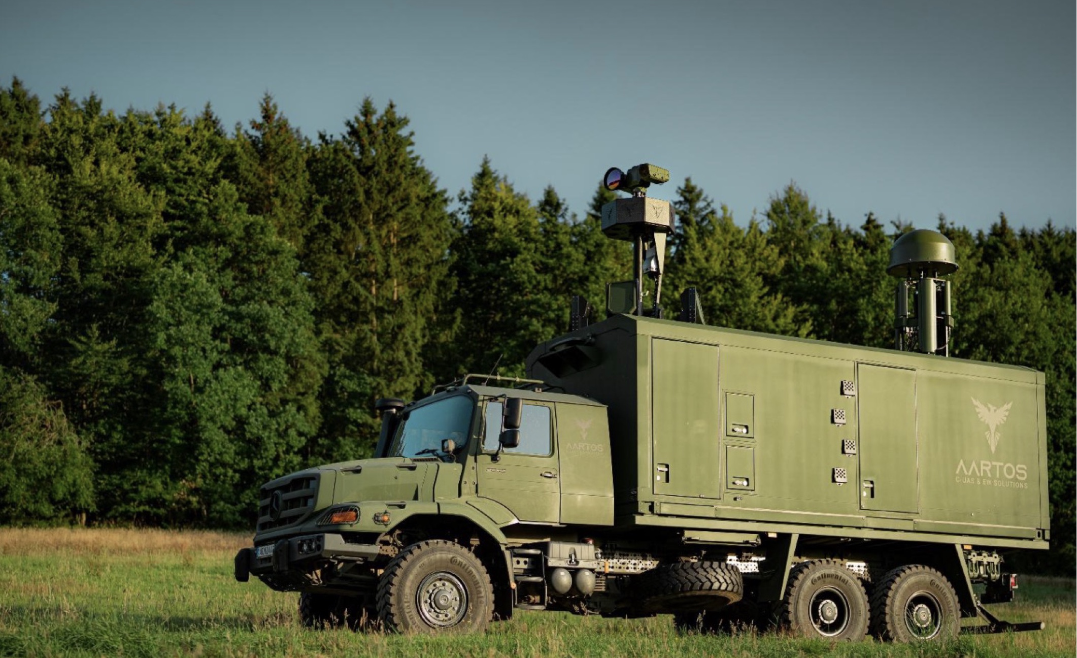 Drohnengefahr: Von der Detektion bis zur Abwehr- Das AARTOS-System vereint Funkerkennung, Radar, Kamera und Jammer in einer vollintegrierten, mobilen Lösung für den sofortigen Einsatz.