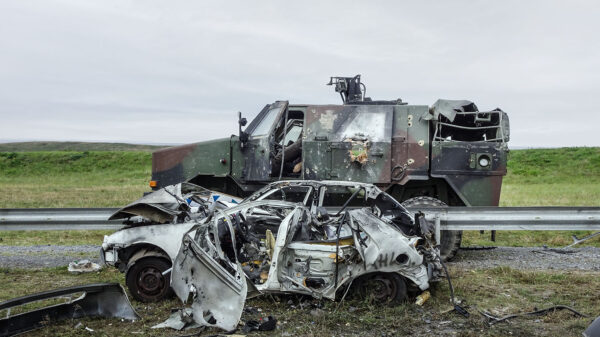 DINGO 2 sowie Täterfahrzeug nach Umsetzung eines gerichteten IED.