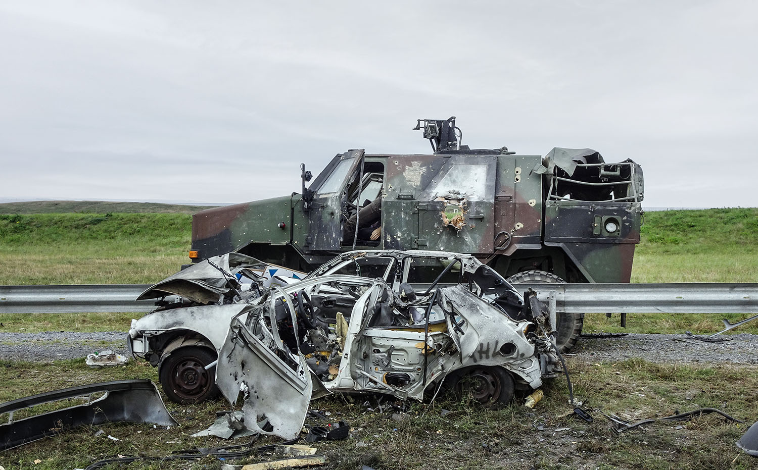 DINGO 2 sowie Täterfahrzeug nach Umsetzung eines gerichteten IED.