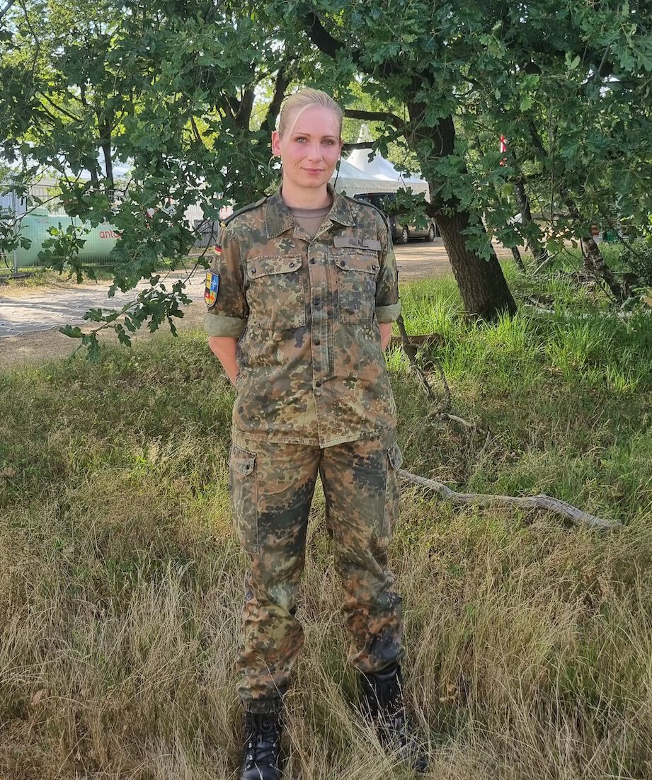 Eine deutsche Bundeswehrsoldatin beim Nimwegen-Marsch 2023