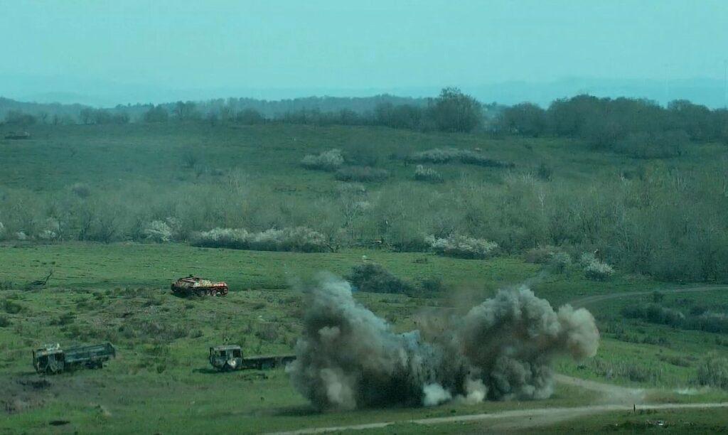 Wirkung von Artilleriemunition 155mm mit Aufschlagzünder.