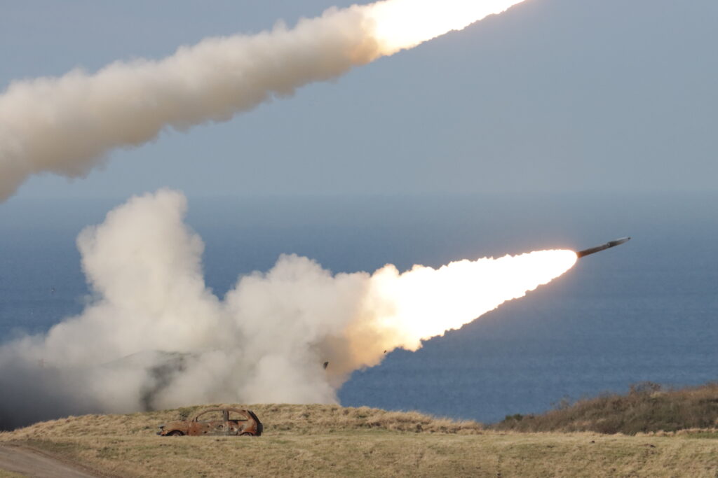 MARS II im Feuerkampf bei einer Truppenübung. Foto: Bundeswehr / ArtBtl 295