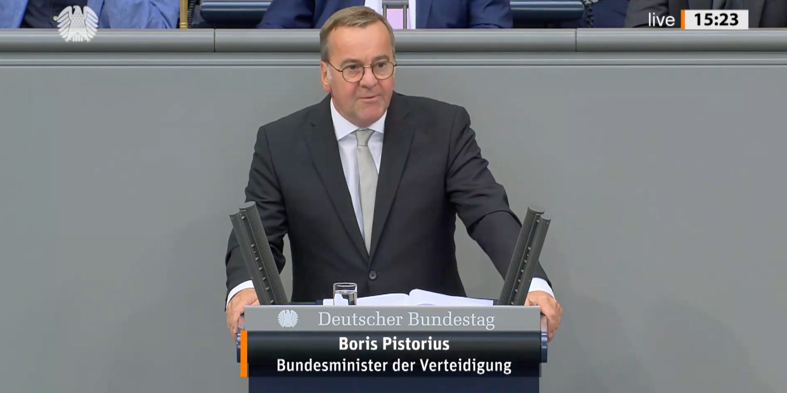 „Wir haben im vergangenen Jahr sehr viel erreicht und die Zeit und das Geld genutzt, um wichtige Projekte für die Bundeswehr anzustoßen und voranzubringen“, betonte Verteidigungsminister Boris Pistorius bei seiner heutigen Rede zum Verteidigungshaushalt. „Die Tatsache, dass wir in diesem Jahr bereits vor der Sommerpause 42 große Beschaffungsvorlagen gemeinsam mit dem Parlament anstoßen konnten, zeigt ebenfalls, wie schnell und effizient wir vorankommen.“