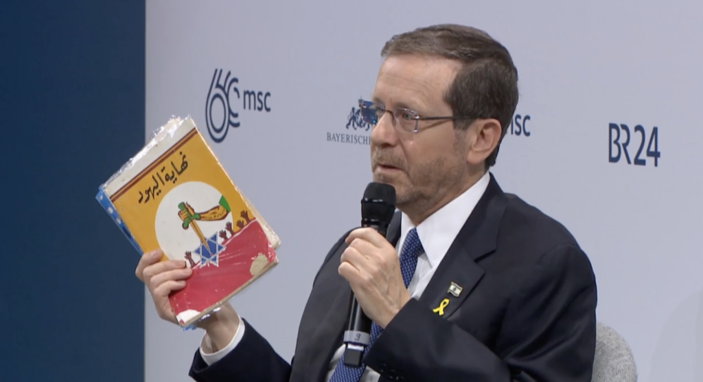 Der israelische Präsident Jitzchak Herzog hält ein extremistisch.islamistisches Propagandabuch mit dem Titel "Das Ende der Juden" hoch.