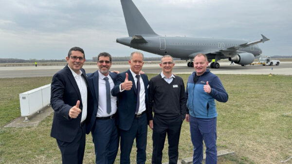 Das Management von Bird AeroSystems mit Airbus 3A19 und verbautem SPREOS DIRCM im Hintergrund.