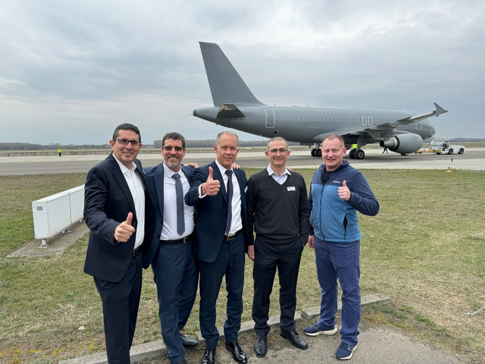 Das Management von Bird AeroSystems mit Airbus 3A19 und verbautem SPREOS DIRCM im Hintergrund.