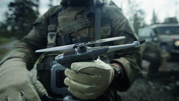 Close Up der Black Hornet 4. Durch den hochauflösenden Wärmebildsensor unterstützt die Nanodrohne präzise Aufklärungsmissionen bei Tag und Nacht.