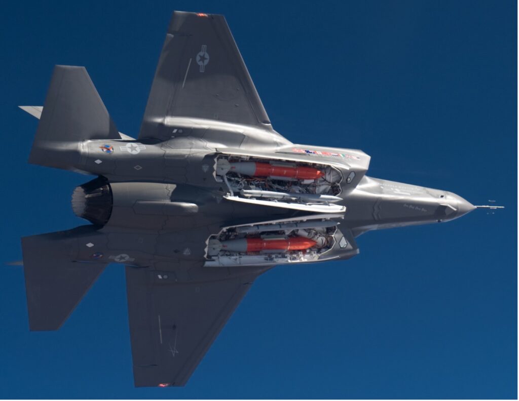 Blick in die beiden internen Ladebuchten der F-35 mit jeweils einer B61-12. (Foto- Los Alamos National Laboratory)