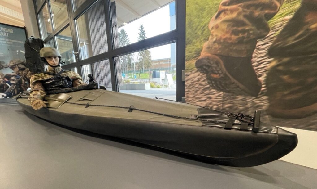 Blick ins KSK Besucherzentrum in Calw, hier das Faltkanu. (Foto- AF)