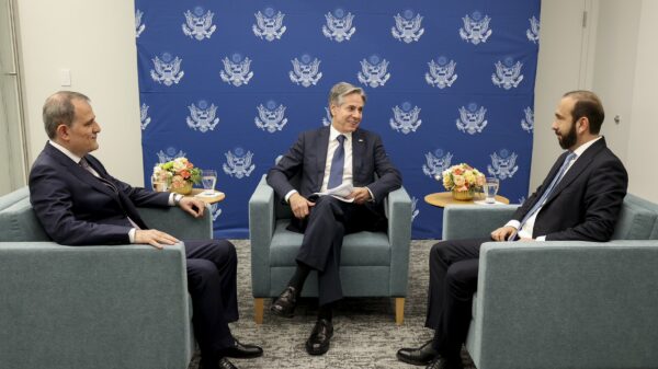 Trafen sich bereits im letzten Jahr zu trilateralen Gesprächen mit Armenien und Aserbaidschan (v. l. n. r.): Außenminister Jeyhun Bayramov (Aserbaidschan), Antony Blinken (USA) und Ararat Mirsojan (Armenien).