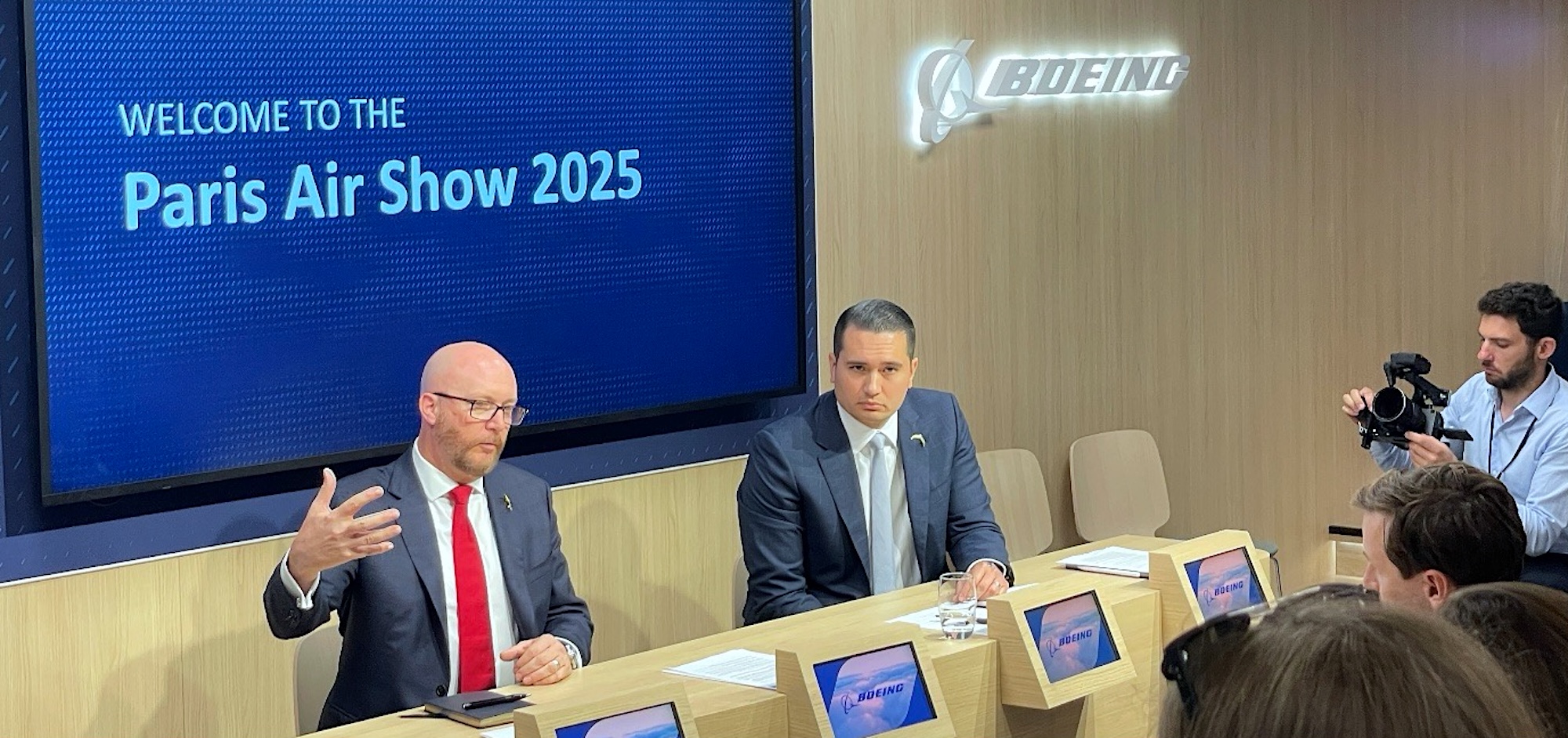 Steve Parker, Interims-Präsident und Geschäftsführer Boeing Defense, Space & Security sowie Bernd Peters, Vide President Development & Strategy (v.l.n.r.), informierten über den Sachstand unter anderem beim australischen MQ-28 Ghost Bat.