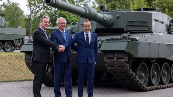Der deutsche Verteidigungsminister Boris Pistorius, der CEO von Rheinmetall, Armin Papperger, und der französische Verteidigungsminister Sébastien Lecornu beim Besuch des Rheinmetall-Werks in Unterlüß.