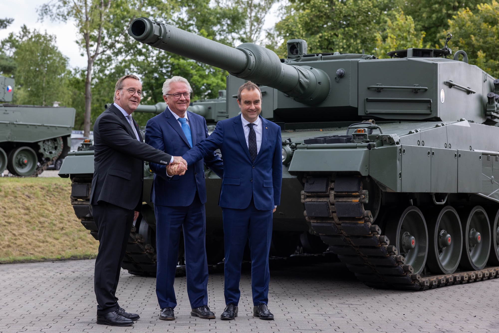 Der deutsche Verteidigungsminister Boris Pistorius, der CEO von Rheinmetall, Armin Papperger, und der französische Verteidigungsminister Sébastien Lecornu beim Besuch des Rheinmetall-Werks in Unterlüß.