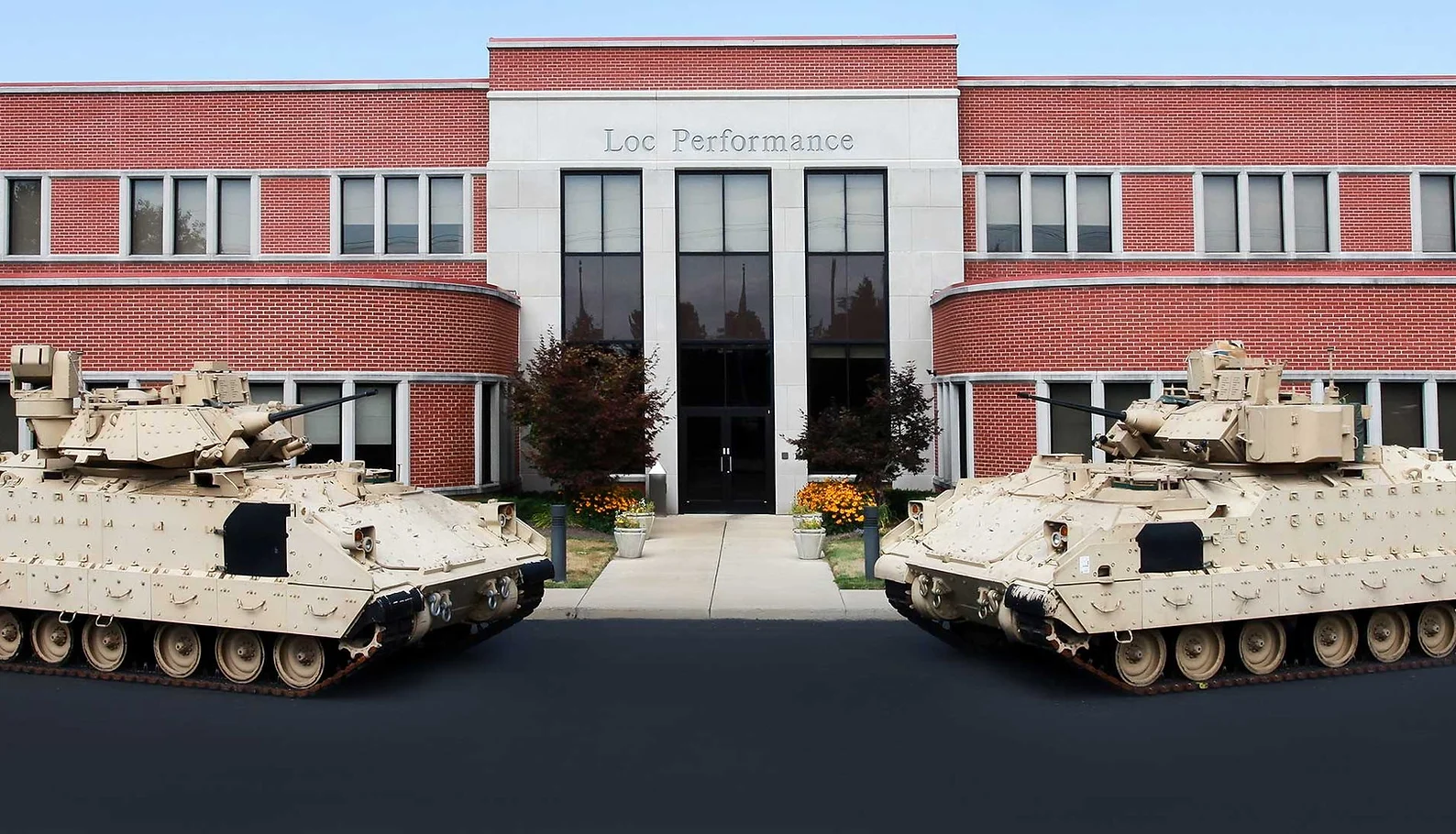 Zwei Schützenpanzer Bradley- vor der Firmenzentrale von Loc Performance in Plymouth.