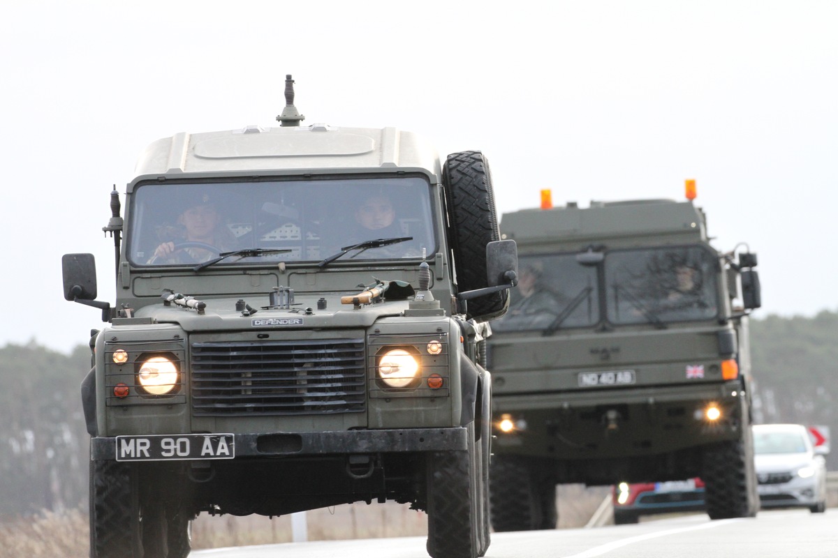 Militärkonvois: Britische Militärfahrzeuge auf dem Straßenmarsch