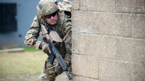 Ein Soldat der British Army testet neue Produkte im Rahmen des Army Warfighting Experiment.