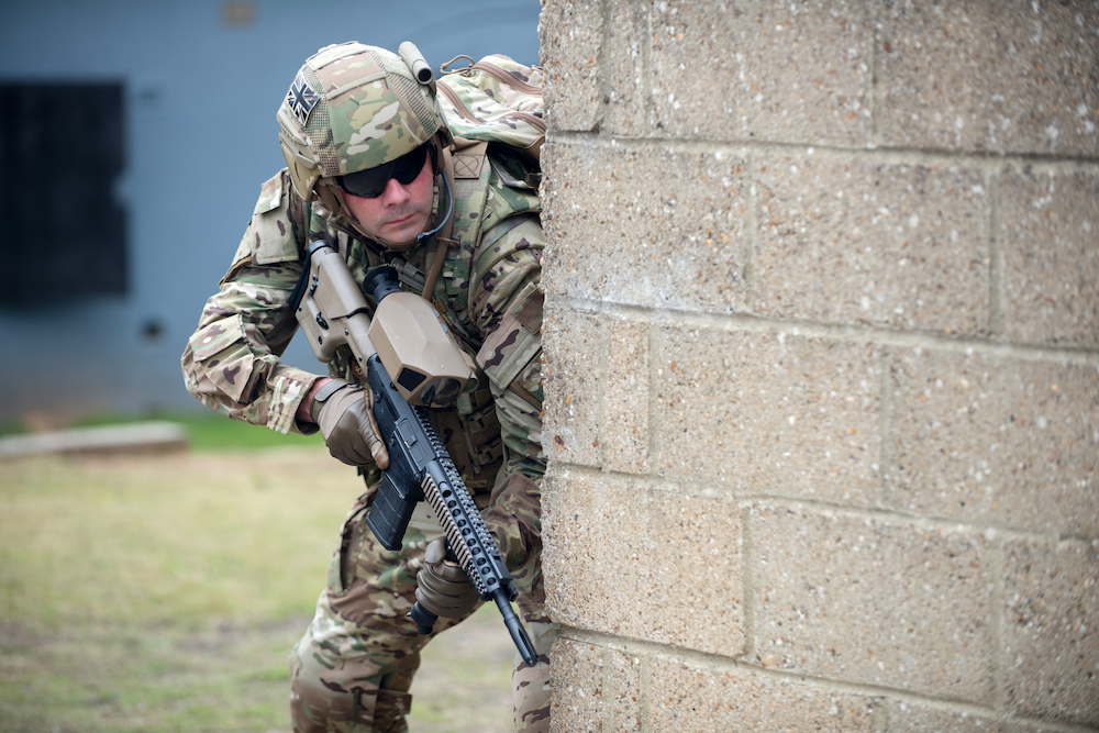 Ein Soldat der British Army testet neue Produkte im Rahmen des Army Warfighting Experiment.