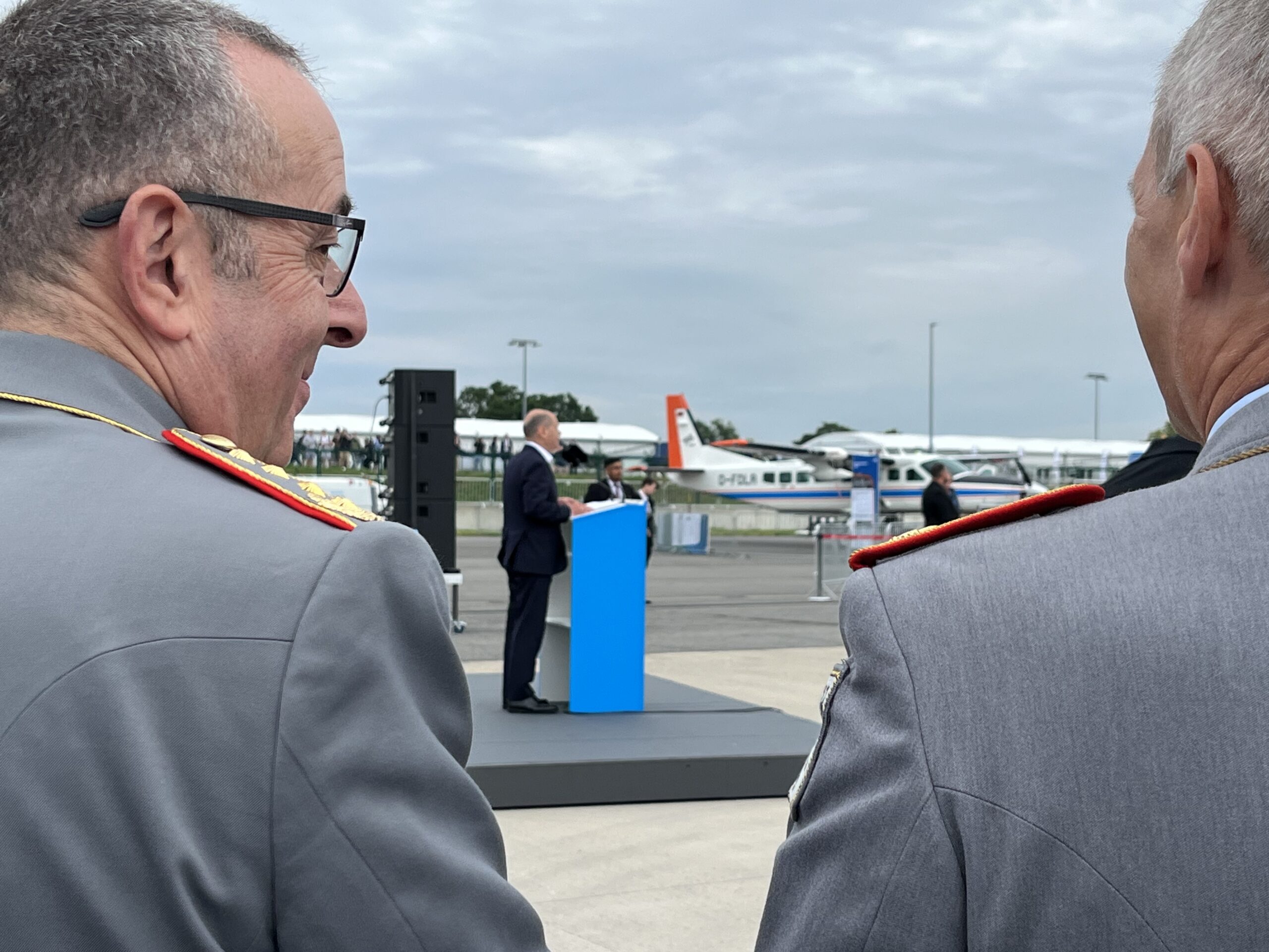 Die Bestellung weiterer 20 Eurofighter, „zusätzlich zu den 38 Flugzeugen, die derzeit noch in der Pipeline sind“, versprach Bundeskanzler Olaf Scholz heute auf der ILA.