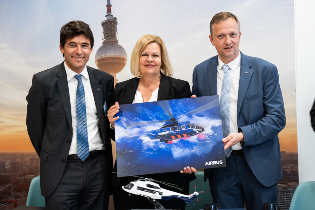 Bundesinnenministerin Nancy Faeser unterzeichnet auf der ILA 2024 die Beschaffung von bis zu 44 H225 von Airbus Helicopters.