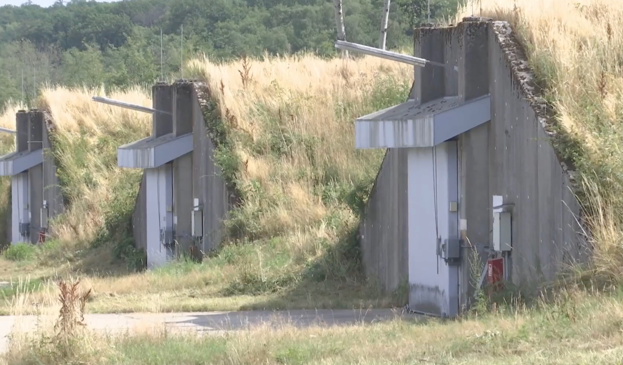 Nach der Außerbetriebnahme in den Jahren 2010 bis 2011 wurde das Munitionslager Kriegsfeld unter Naturschutz gestellt. Mit rund 150 Bunkern war dieses Depot deutlich kleiner als das aktuell noch weiterhin genutzte Munitionslager der Bundeswehr in Köppern (im Bild) mit seinen rund 300 Bunkern.