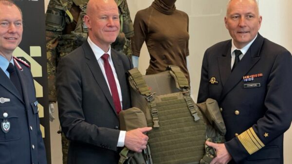 Thomas Homberg (mitte) von Mehler Vario Systems übergibt die 100.000ste Schutzweste des MOBAST-Systems an Carsten Stawitzki, den Abteilungsleiter Ausrüstung im BMVg.