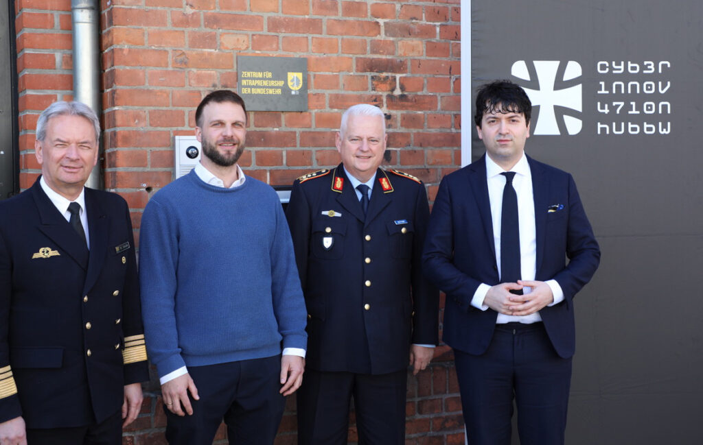 Von links nach rechts: Vizeadmiral Thomas Daum, Inspekteur Cyber- und Informationsraum; Jan-Philipp Krahn, Innovationsmanager beim CIHBw; Michael Vetter, Abteilungsleiter Cyber- und Informationstechnik im Bundesverteidigungsministerium; Sven Weizenegger, Leiter des CIHBw.