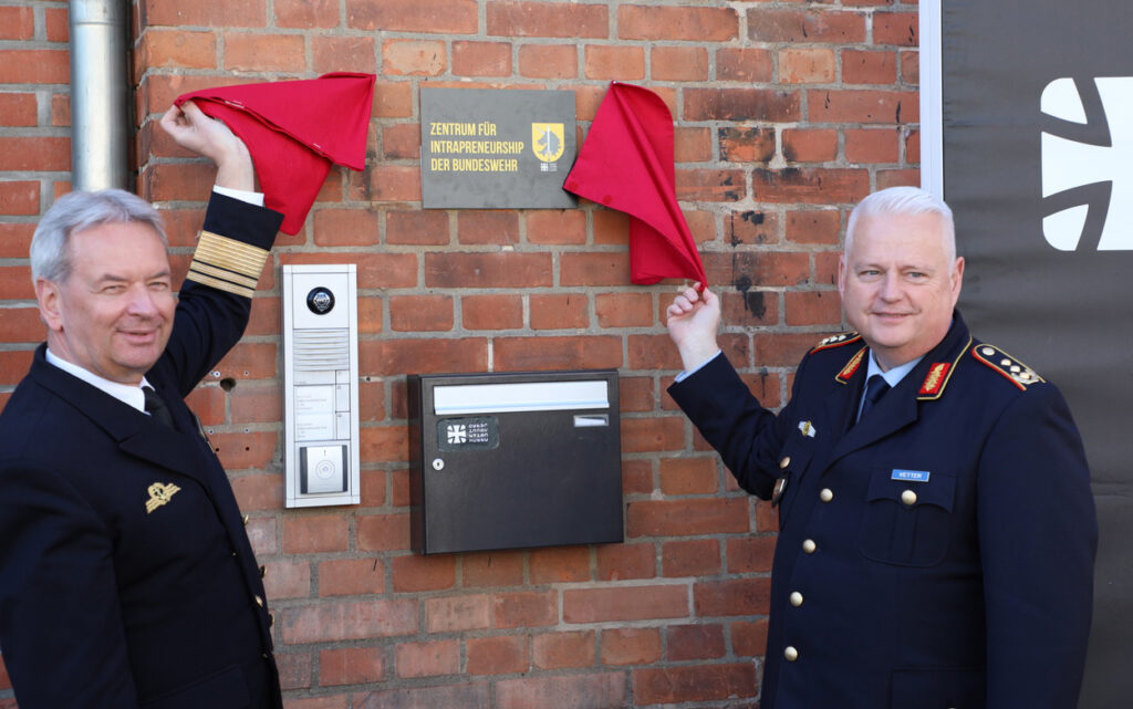 Vizeadmiral Thomas Daum, Inspekteur Cyber- und Informationsraum und Michael Vetter, Abteilungsleiter Cyber- und Informationstechnik im Bundesverteidigungsministerium, bei der Eröffnung des Zentrum für Intrapreneurship der Bundeswehr unter dem Dach des CIHBw.