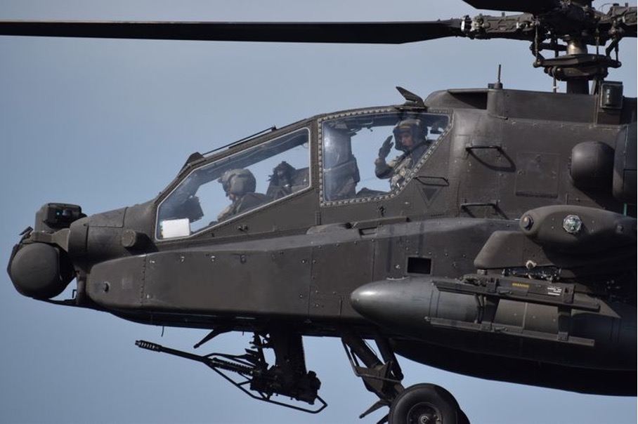 CIRCM-Systeme, wie das an diesem Kampfhubschrauber Boeing AH-64 Apache abgebildete, werden zum Schutz des Systems und seiner Crew eingesetzt.