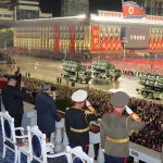 In Nordkorea gezeigte Drohnen und Drohnenwerfer, die erstaunlich der israelischen Harop ähneln.